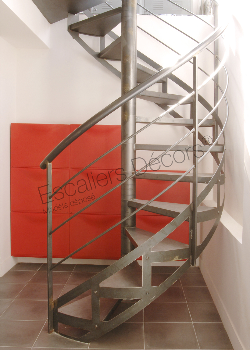 Photo DH46 - SPIR'DÉCO® Caisson. Escalier en colimaçon en acier et béton ciré installé dans un intérieur à l'esprit industriel. Vue 3